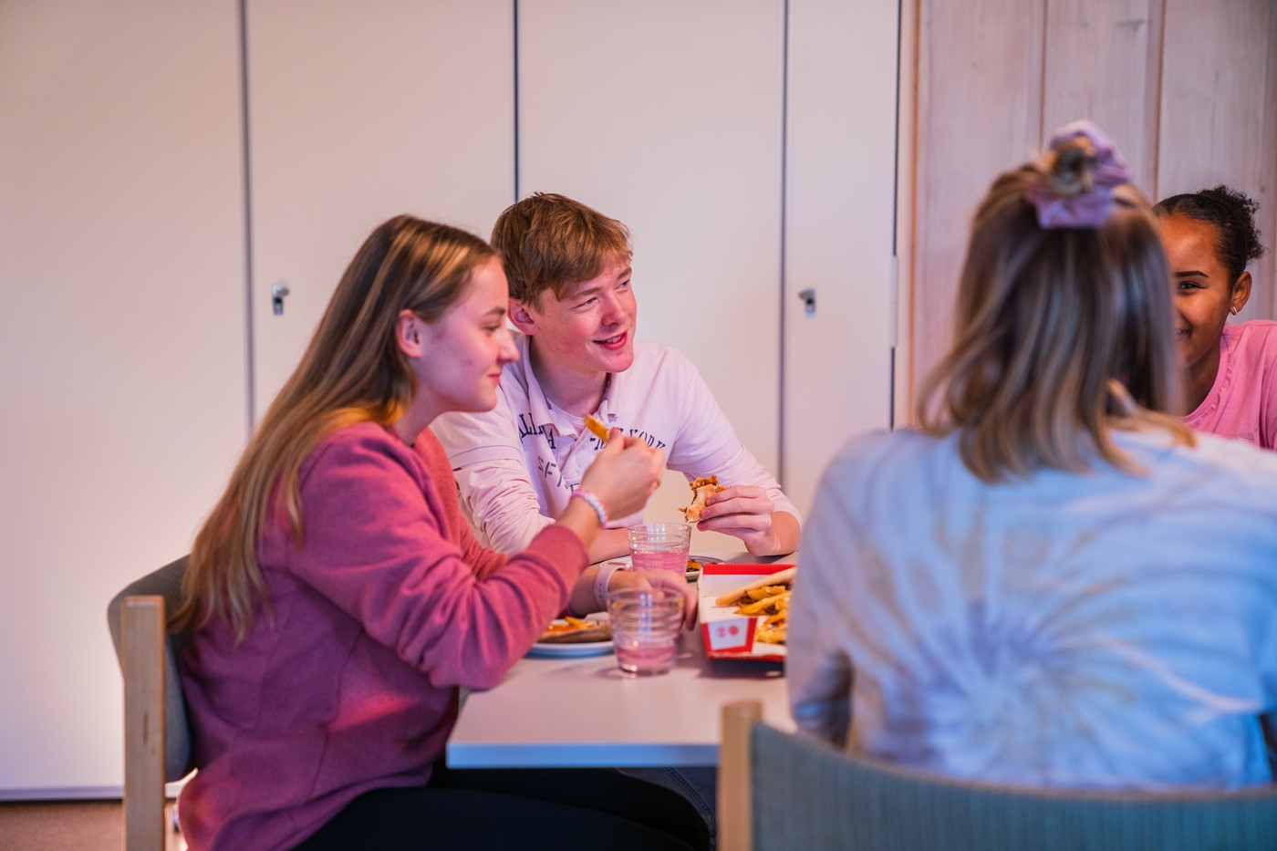 Samling av unge voksne rundt et bord
